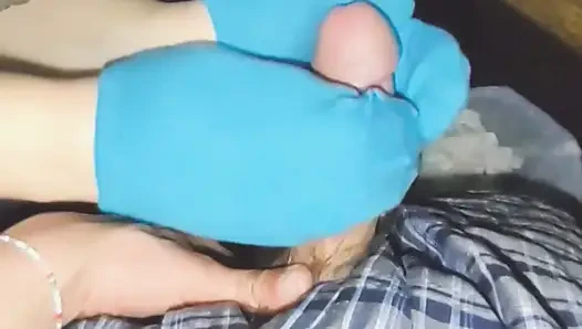 Seksi mavi ayak bileği çoraplı elle muamele çorapla sikiliyor