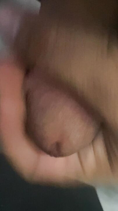 En el baño había una polla que se estaba poniendo dura, solo sabiendo aguantar sin poder hacer nada