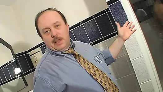 Sıska esmer genç kız banyoda sert sikişiyor ve yüzüne boşalıyor