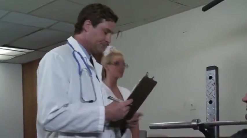 熟女看護師がお尻積による医師