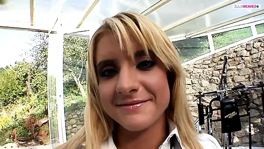 Его подруга-нимфоманка громко стонет во время траха