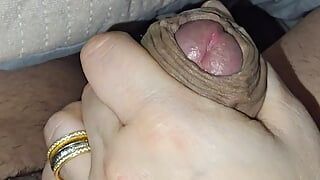 Paso mamá deslizarse debajo de manta masturbación con la mano paso polla de hijo