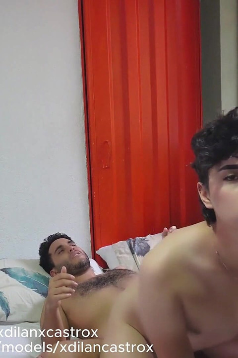 异性恋男人射在可爱男同张开的屁股里