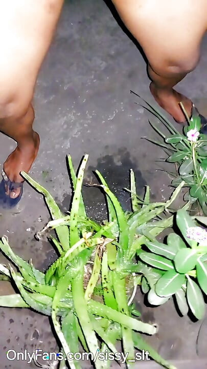 Nagie chodzenie i sikanie na zewnątrz