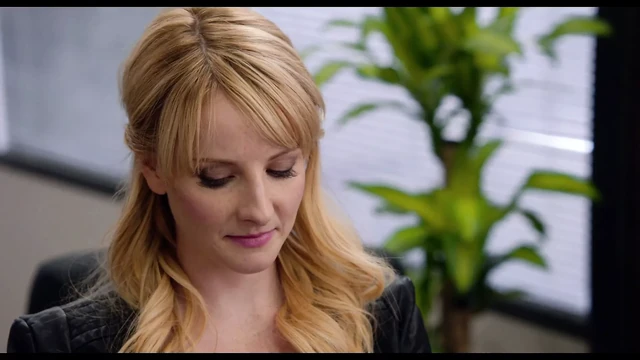 Melissa Rauch (нюхает дилдо)