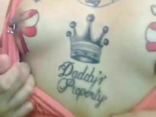 Filipina puta mostrando seus mamilos com piercing e tatuagem