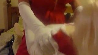 Pop wordt geneukt door plastic gezicht in een rode jurk