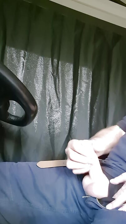 Ogroman mlaz sperme u mom kamionu.