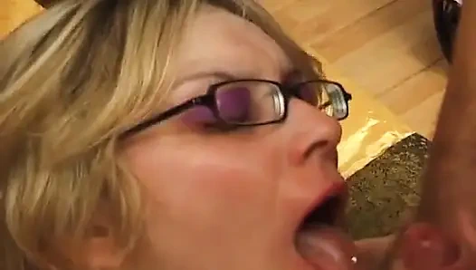 Tätowierte MILf aus frankreich anal penetriert und mit sperma bedeckt