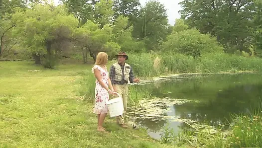 Blondes mädchen lutscht und reitet einen riesigen schwanz auf dem gras, während sie auf dem picknick sind