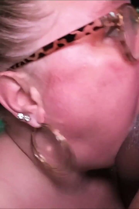 Throat goblin 148 - tante seksi dengan kacamata seksi lagi asik nyepong kontol - close-up