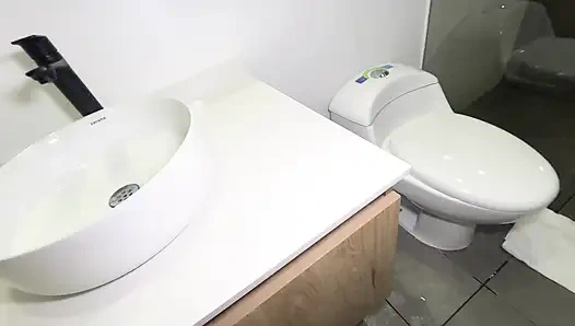 Muncrat tiga kali lipat ekstrem 2.0: memek tembem & memek bebask di kamar mandi