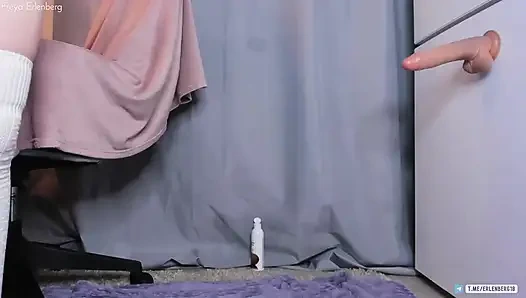 CEWEK RAMBUT PIRANG INI SUKA BANGET NYEPONG, TAPI SAAT INI DIA LAGI ASIK MASTURBASI SAMPAI MUNCRAT!