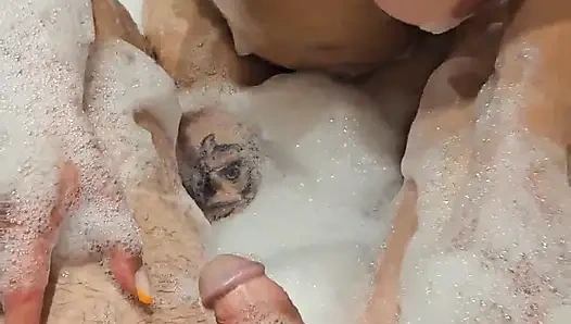 Vor der gegenseitigen masturbation im badezimmer liebt sexy ehefrau, schwanz zu lutschen