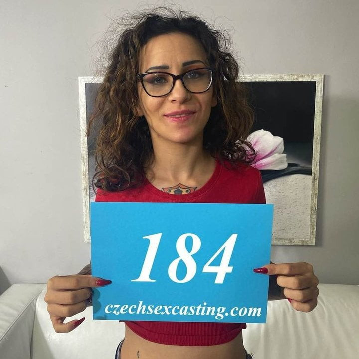 MILF Itali yang bertatu mencuba nasibnya di casting