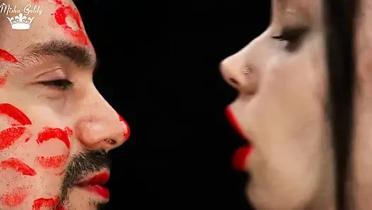 Alex gesicht mit roten lippenstiften bedeckt, küsse