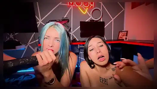 Penis oynamak isteyen oda arkadaşları dildo ile oynamak ve birbirlerinin poposunu yemek - SweetKimmi