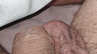 Pasierb ukrywa swoją masywną boner pod kocem przed macochą