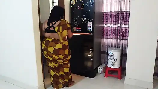 While Taking the Food Out of the Fridge, I Fucked the Neighbor Stepaunty - Indian Sex