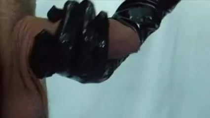Masturbación con la mano de látex conduce a una boca llena