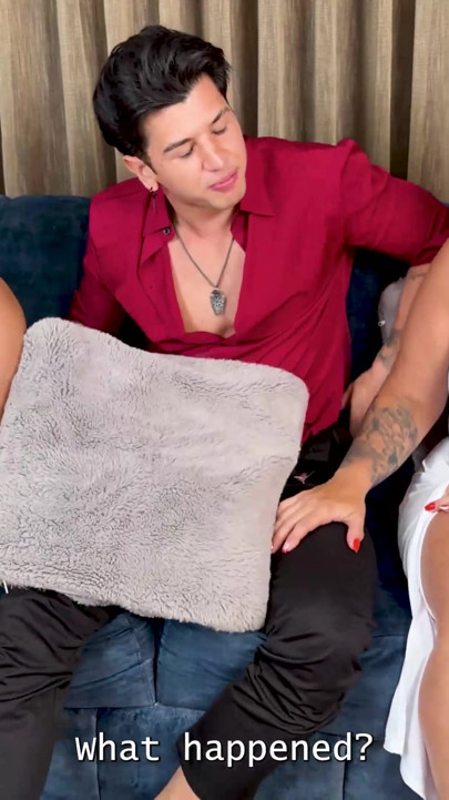 Madrastra muestra hijastra cachonda cómo montar una gran polla, milf monta y pide semen | Clip 1