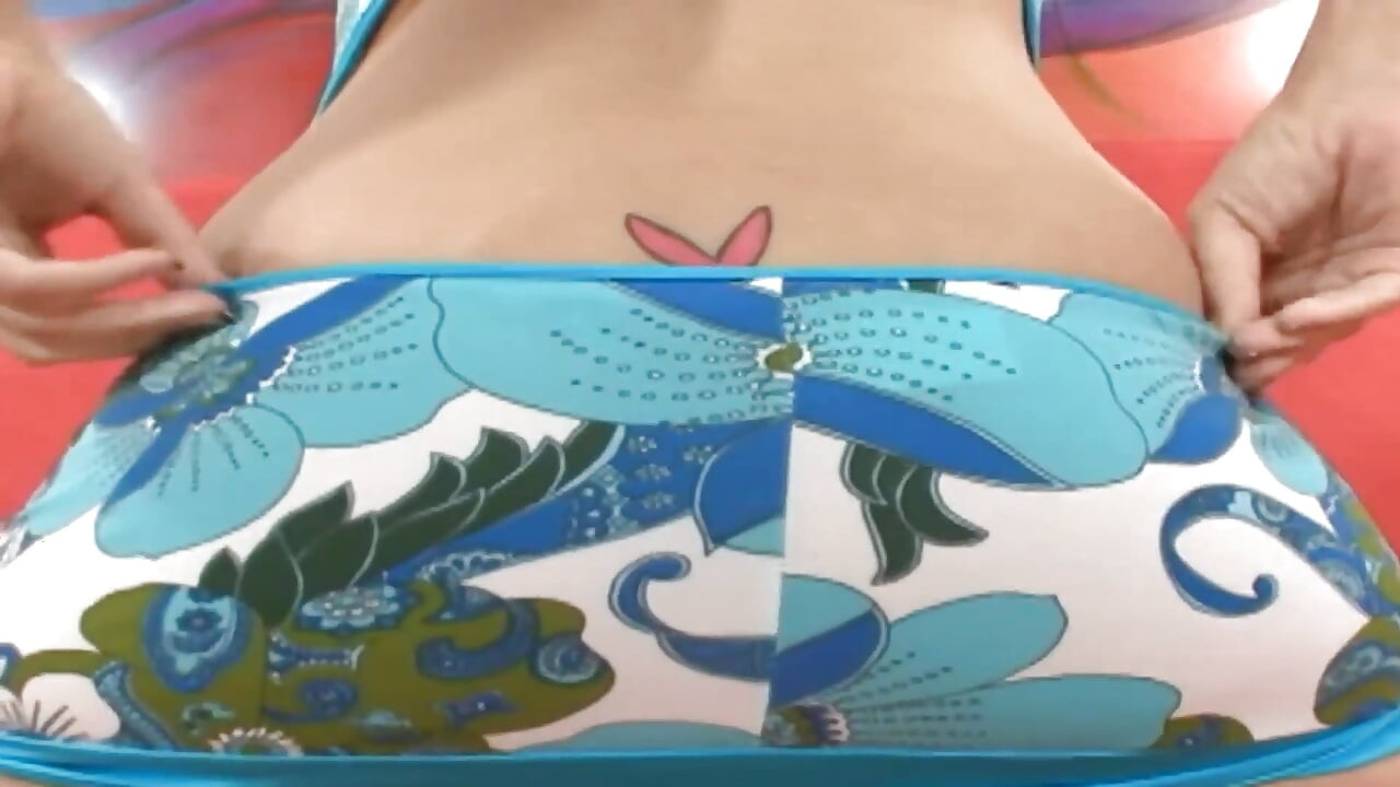 Babe affair scene-4_busty brunett MILF i en bikini slutar med hennes röv spermasprut