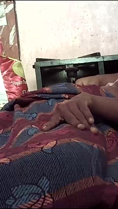 Zapanjujući trenutak iz filma "Indijska seoska kućanica pokazuje velike sise i ljubi se"
