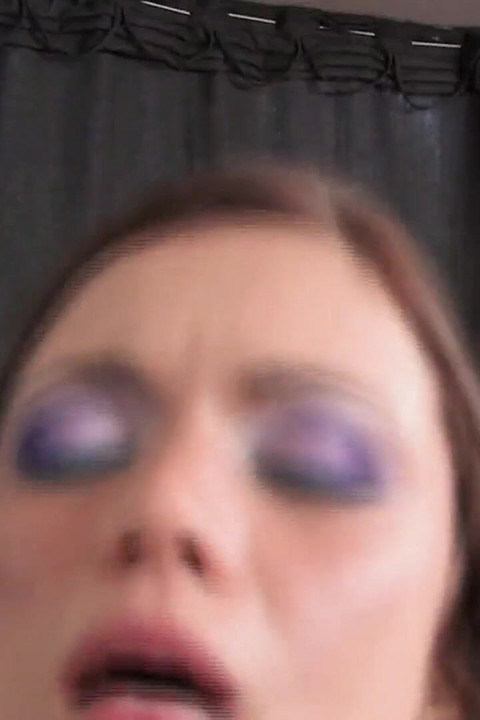 Cô bé tóc nâu móc cua trên ghế sofa da