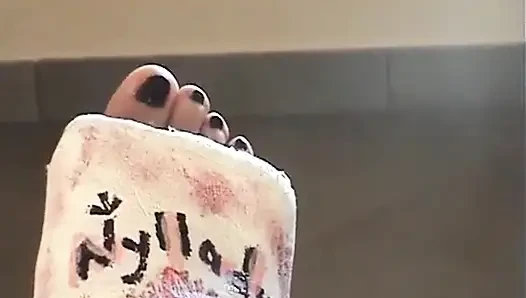 Uzun bacaklı ve... Yalınayak