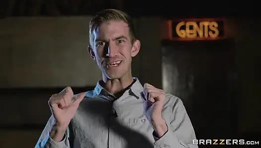 Brazzers - Danny versucht es, einen film zu drehen, macht aber am ende, was er am besten kann, er fickt viola bailey