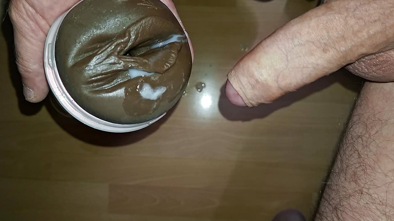 ゴムの膣に射精