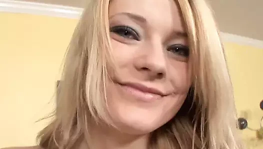 Sadece yasal Scarlett Sweets hafif saçlı bir sürtük onu alıyor