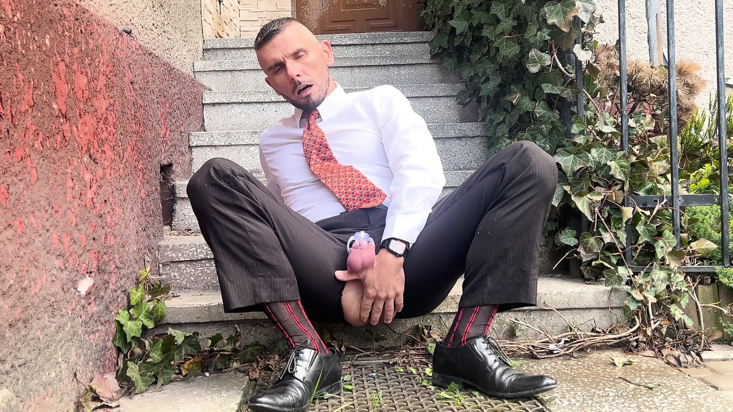 Perverz úri rabszolga széttárja a lábát és játszik a seggével egy autóban nyilvános helyen