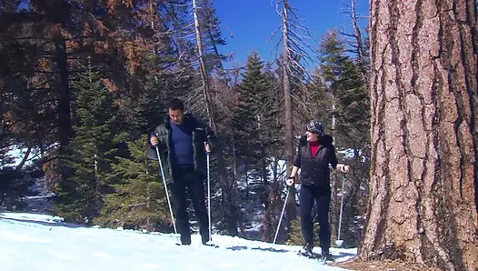 Mädchen mit dickem arsch bückt sich, während sie im schnee hart gefickt wird