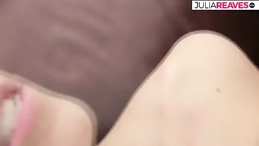 Seksi fahişe kanepede eğilirken amını sikiyor