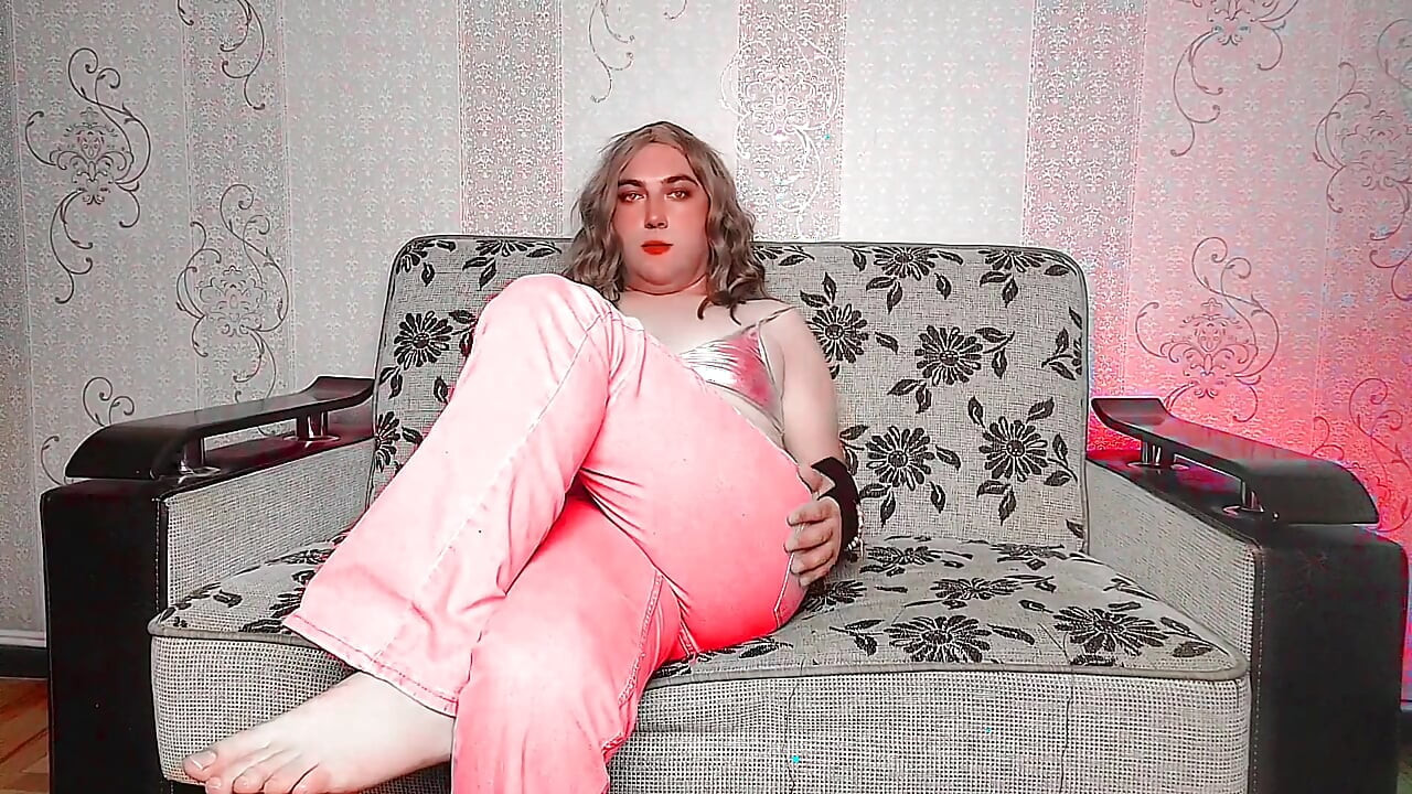 Prekrasan femboy sa sjajnim usnama šalje nježne poljupce