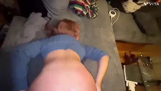 Плохая девушка с жирной я снова плохой так что моя задница раздолбался папочка заставил меня заниматься анальным сексом раком