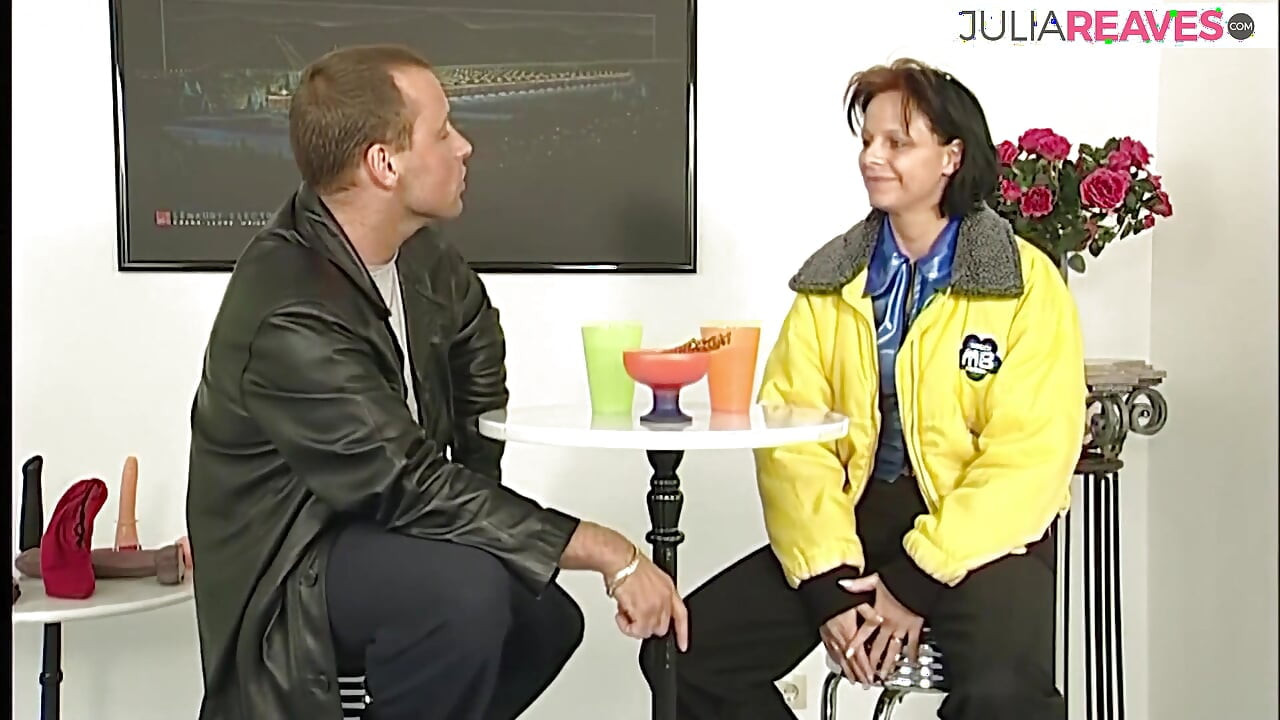 Awek seksi dikongkek pepek berbulu dengan dildo besar