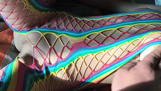 Adik tiri berkostum seksi membiarkanku menyentuh memek perawannya yang sempit dan mengikuti garis besarnya