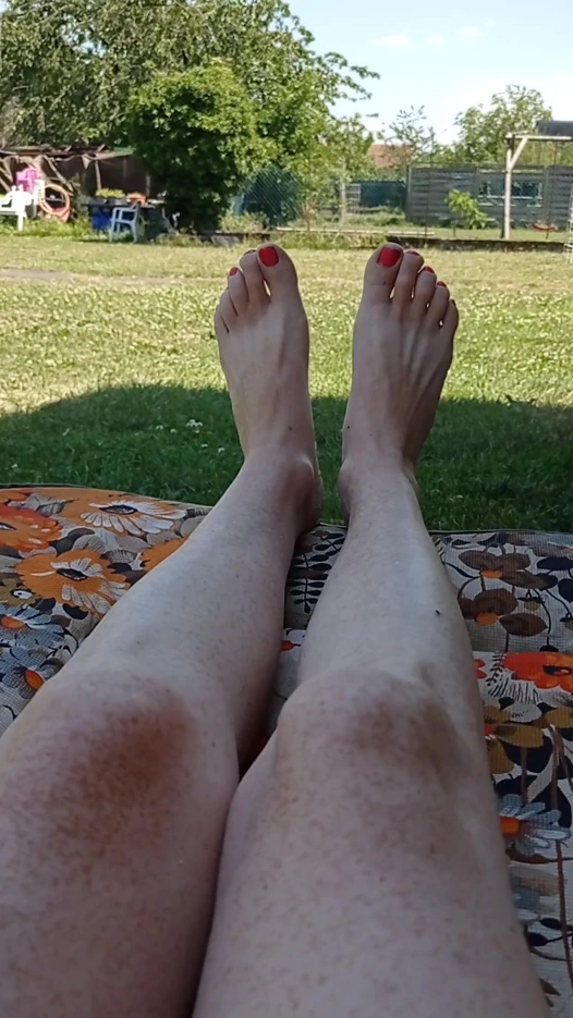 Ice cube game in the garden