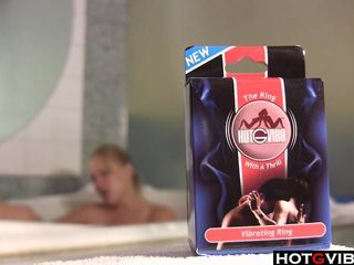 Thick blondie solo play in the hottub