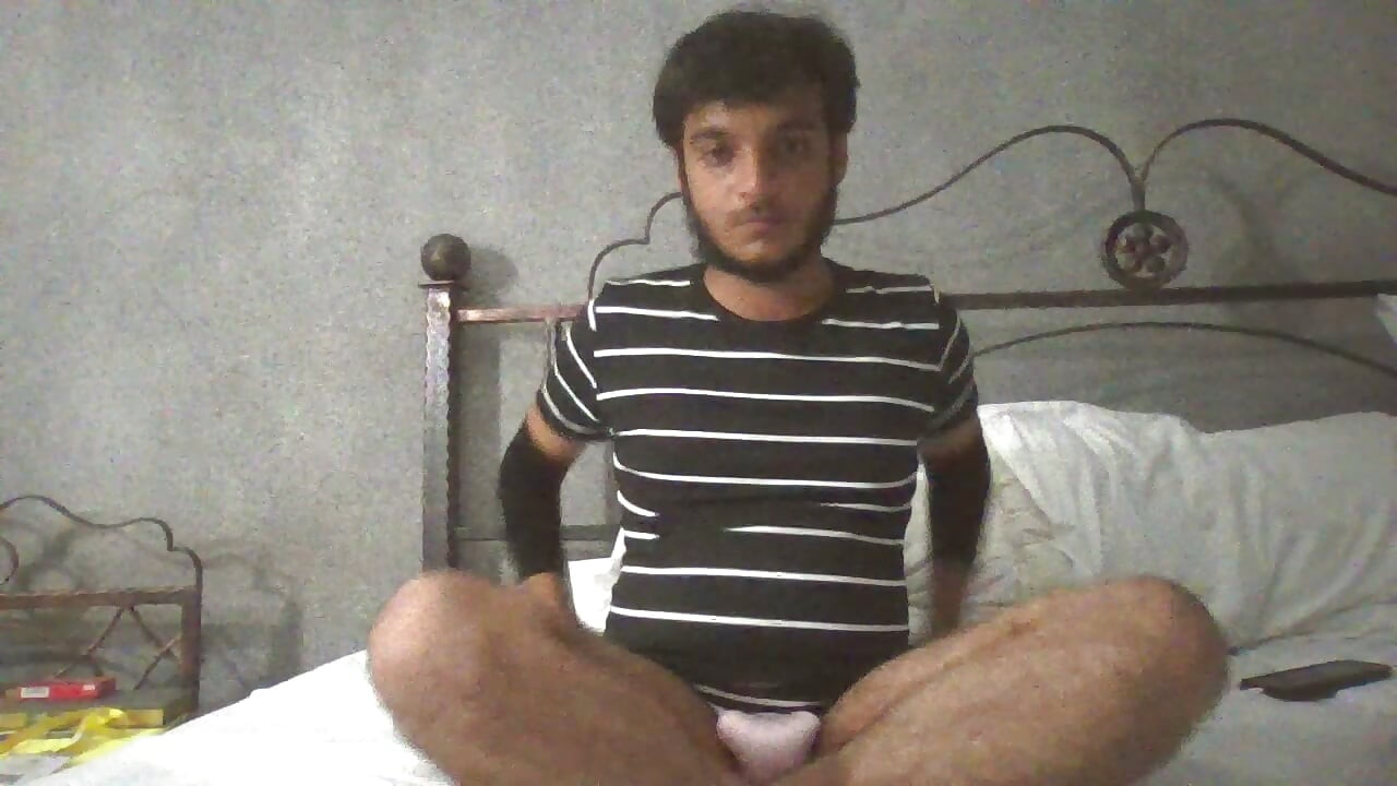 シシーはクリトリスを弄りながらイく