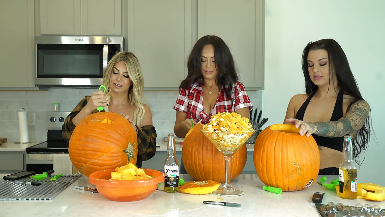 Kiki Mariah_970 Evelin Carve Pumpkins Nude Photoshoot After