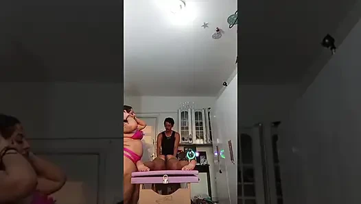 Pamelas Freundin bekam einen harten Schwanz und fiel mit dem Mund auf Nicolys Muschi: Echte und grenzenlose Hure!