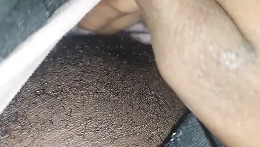 Islak tıraşlı amcığımla oynuyorum