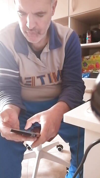 Me meo y mojo la punta de mi polla en mi pis y me masturbo mi polla dura