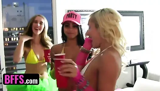 BFFS - vollbusige freundinnen in sexy Neon-bikinis werden nach dem festival wild mit sexspielzeug und glücklichem hengst