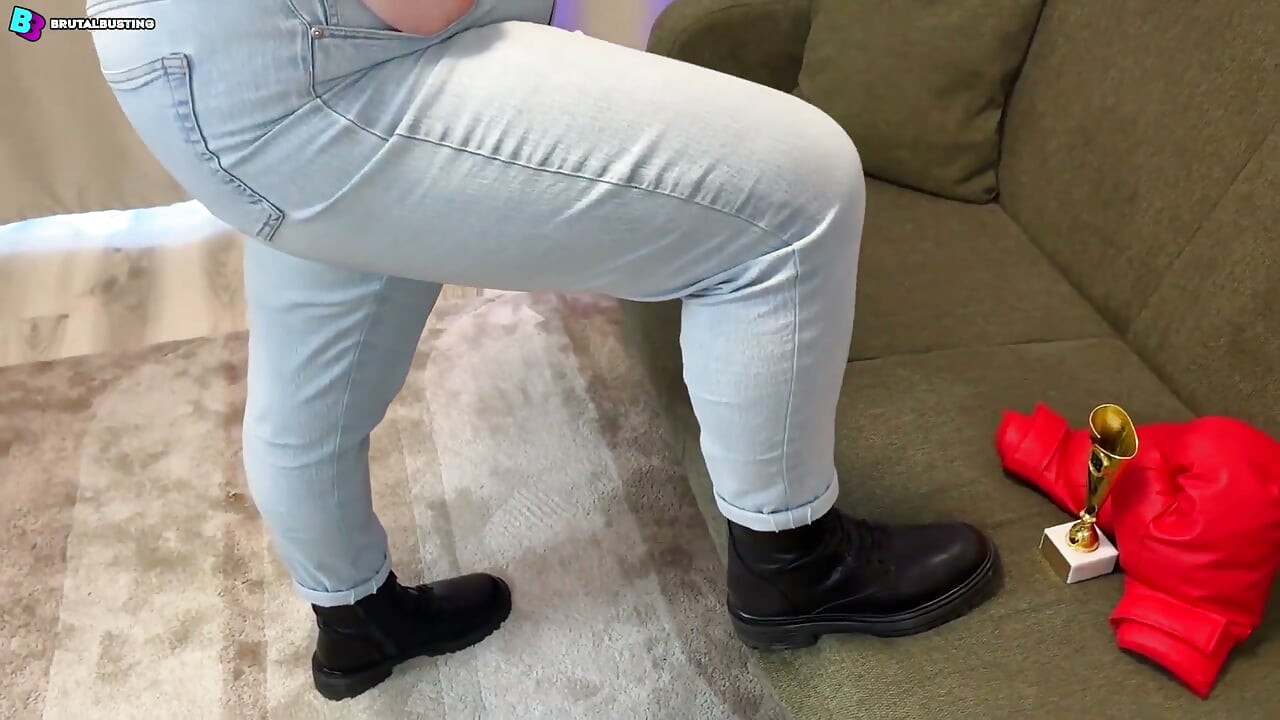 Jernsko mødte hans store ubrugelige testikler! Smadring af hans dumme grimme kønsdele - Dave Moon - Mia - Bbusting (ballbusting)