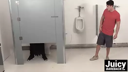 Ação hardcore acontecendo para tobias no banheiro público