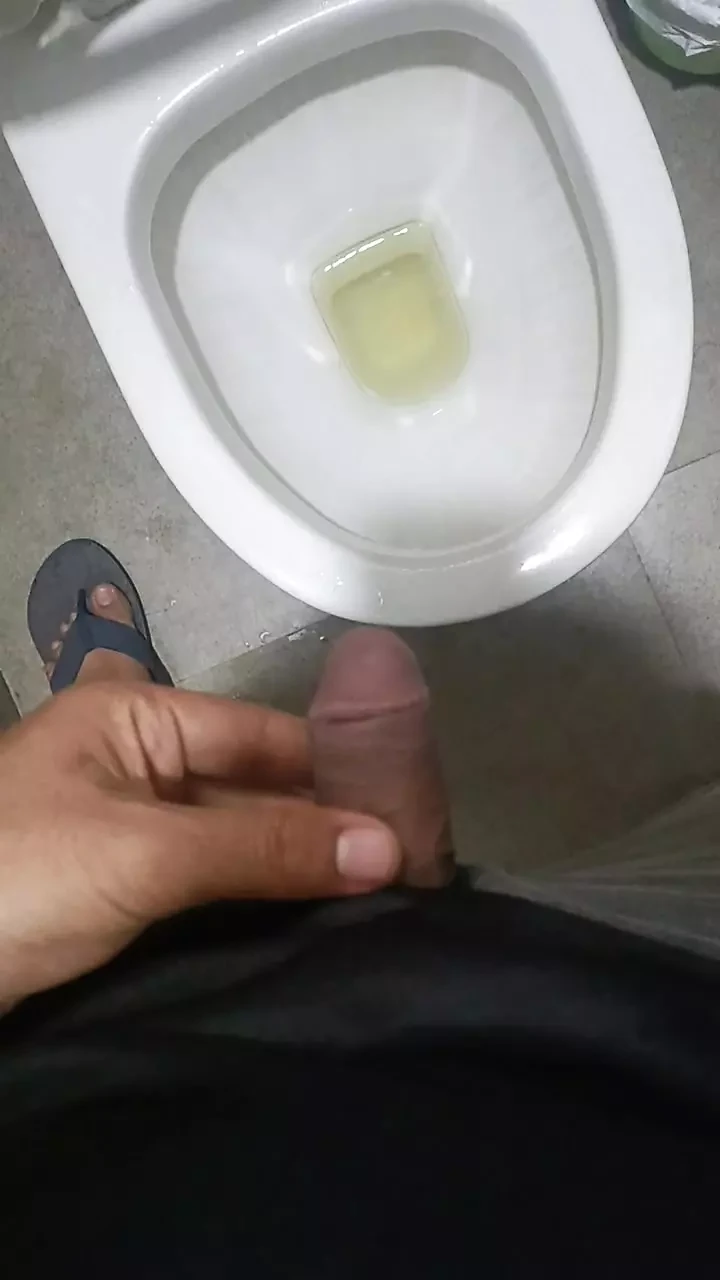 Gay indio atrapado en baño público